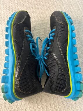 Reebok RealFlex, women 7, black mesh, bright blue laces, blue flex soles,